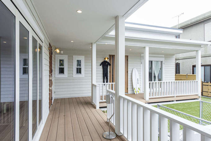 L字型に続くカヴァードポーチ