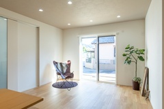 明るい自然光が差し込むシンプルでモダンなリビング【ユースタイルハウス　上村建設】