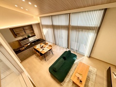 １．５階からリビングを眺めると、家族の笑顔やくつろぎの様子が自然と目に入ってきます。ほどよい距離感でつながりを感じられるので、安心して見守ることができます。【ミサワホーム静岡　三島支店】