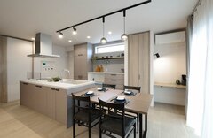 キッチンと横並びのダイニング。シンプルなテーブルと椅子が配置され、家族がゆっくりと過ごせる空間。