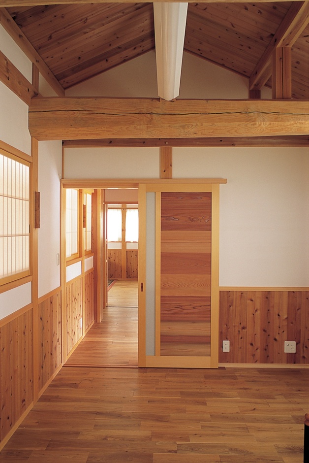 2階寝室床は無垢のナラ材。木の香りが漂う自然な雰囲気で、和のテイストが感じられる空間。
