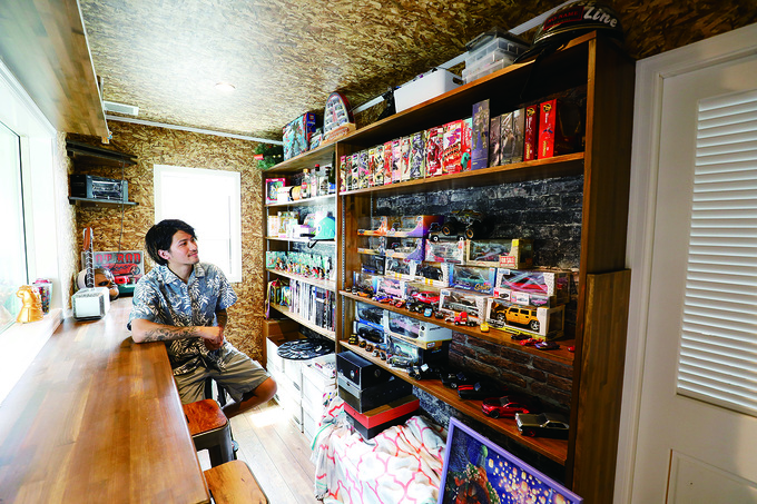 インナーガレージの横に設けたホビールーム。「ガラス越しに愛車のインパラを眺めるのが至福の時間です」とご主人