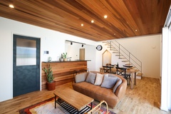 レッドシダーを贅沢に使った温かいLDK。天然木の天井と壁面が、カフェのような居心地の良い空間を演出。