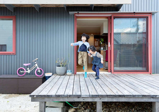 アイランドキッチンの横に広いウッドデッキを設置。北面に玄関を設けたことで、南面の庭はプライベート感にあふれ、周囲を気にせず家族でのびのびくつろげる。晴れた日の休日には、ご主人が植えた庭の樹々をながめながら青空ブランチをするのが楽しみ