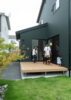 当初から大人数のBBQを想定した大きめのウッドデッキ。外と内をゆるやかにつないでくれるアウトドアリビングだ【HAPPY HOUSE（山田工務店）】