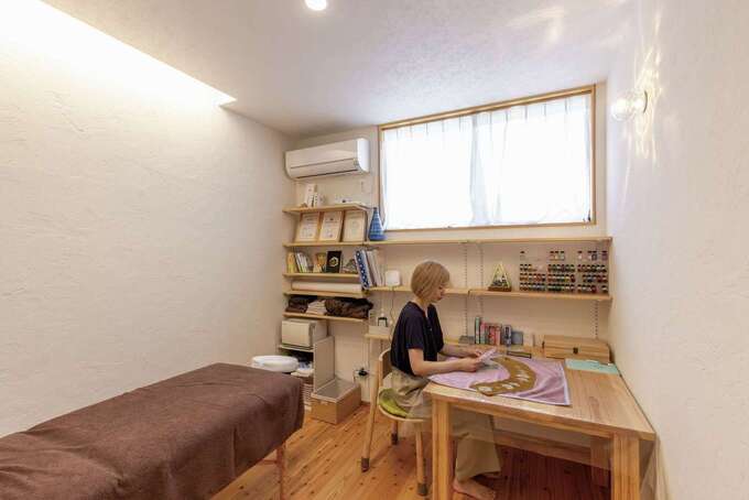 洗面スペースの前にある6畳の洋室は、自宅でサロンを営む奥さまが仕事スペースとして使っている