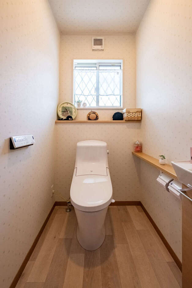 トイレは車椅子でも使用できる広さを確保した。クローバーのクロスは奥さまのセレクト。入口の扉は一般的な部屋用で、内部の様子がそれとなく伝わるものをあえて採用している