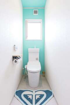 トイレも爽やかな仕上がり。1階と2階で色を変えている【ぽっくハウス静岡（東海ハウス）】