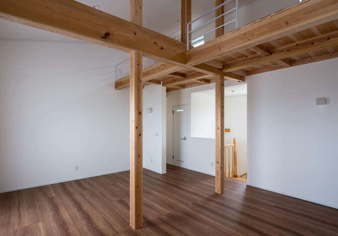 木製のロフト付きの子ども部屋。将来仕切って2部屋にすることもできるように、可変性を持たせてある