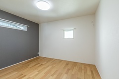 アクセントクロスでおしゃれな空間を演出
部屋全体を白などの単色でまとめるのではなく、
一部に異なる色や柄を取り入れることで、部屋の印象が変わります【ユースタイルハウス　上村建設】