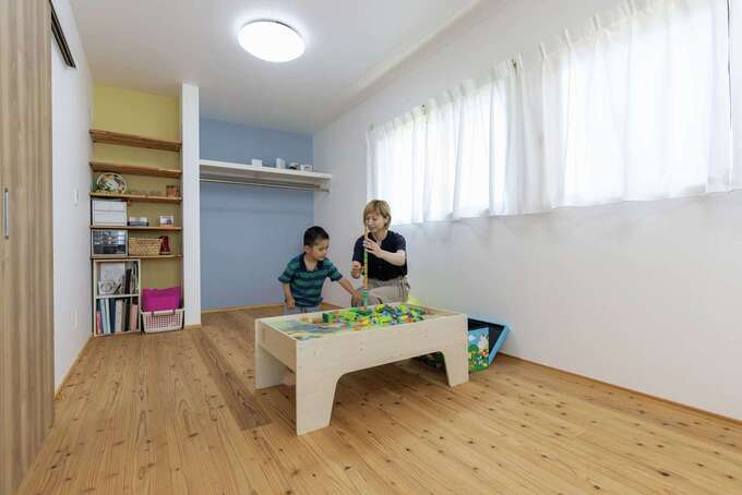 子ども室の収納は、成長に合わせてアレンジできる可動棚式に。将来、部屋を仕切って使うことも想定し、出入り口を2つ設けた