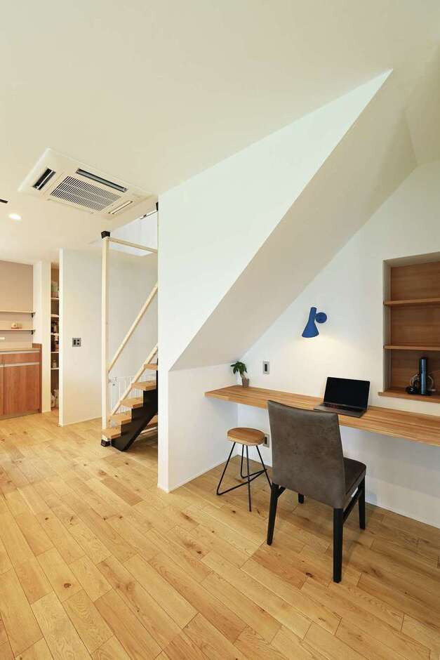 階段下を利用して設けた書斎スペースは、同社の提案によるもの。リモートワーク時にも活躍する