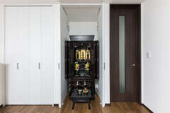 ご両親の部屋の仏間。スライドインの観音開きの扉を閉めれば、必要に応じてお仏壇を隠すことができる。リビングに仏壇を置きたいという時に参考になるアイデア