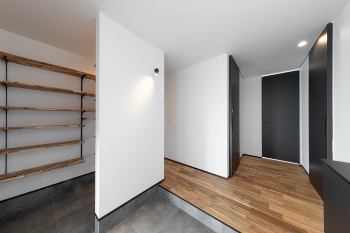 家族のただいま動線は、靴や雨具、子どもの玩具やアウターなどが収納できる大容量の土間収納つき。可動棚で高さが調整でき、傘等がかけられるポールハンガーや、アウターラックも備えているため、収納には困りません。
