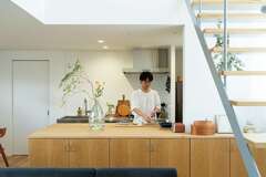 壁付けのキッチンと、収納も兼ねた大きな作業カウンターで、キッチンは使いやすくカスタマイズ。ご主人も料理の腕を振るう