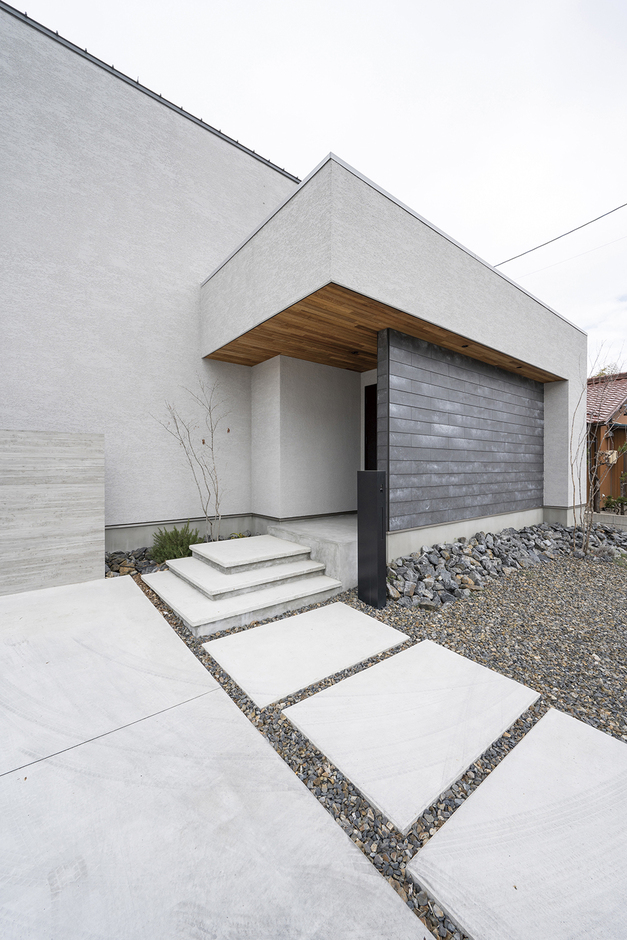 吹付壁にアクセント壁のSOLIDOをあわせ、軒天井に天然木をあしらうなど素材感豊かな外観が素敵。飽きのこない外観デザインの中に、表情の豊かさがあるのが気に入っているのだそう