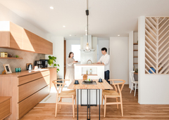 グリーンや生活雑貨が映えるナチュラルテイストのダイニングキッチン。カップボードは『小幡建設』の造作。夫婦の楽しい会話が聴こえてきそう♪