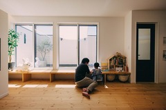 テラスに面して、リビングに作ったパインフロアの小上がり収納。
お子様のお絵描き用テーブルになったり、ご主人のギター演奏のステージになったり、家族が遊んでいる姿を奥様がやさしく見守るベンチになったり、雛人形やクリスマスツリーを飾るスペースになったり。
暮らしのシーンにちょくちょく顔を出してくるこの小上がり収納は、T様の暮らしに彩を加えてくれます。【スタジオCoCo-Li】