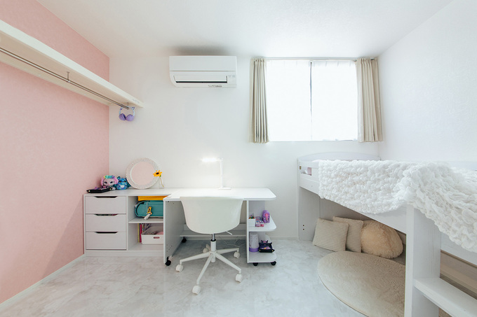 長女の部屋。全体を白でコーディネートして、やさしい雰囲気に。遊びに来る友達みんなから絶賛される自慢の空間だ