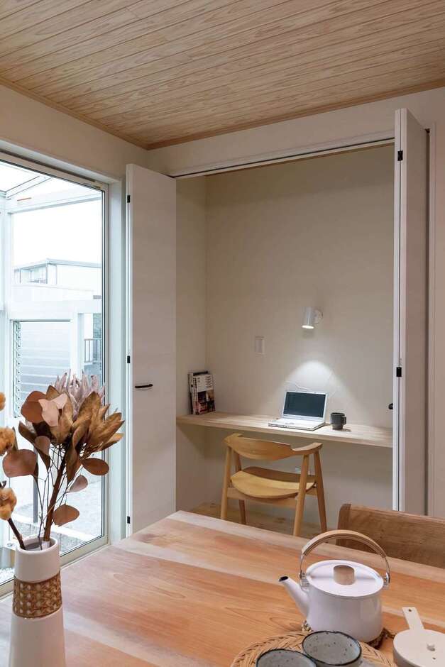 ダイニングの壁面には、奥さまがパソコンや裁縫などをするときに使う家事カウンターを設置。使わないときは扉を閉めて隠しておける