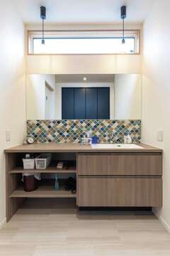 家族の身支度時間が重なっても大丈夫なように、広さを確保した洗面室。モザイクタイルをアクセントに