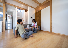 ヒノキの香りに包まれるリビングで、家族団らんの時間を楽しむ【アクトホーム】