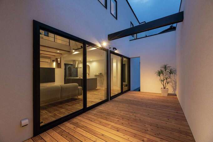 外からの視線を遮りながらBBQや水遊びを楽しめるインナーパティオ（中庭）。駐車場からもアクセスできる