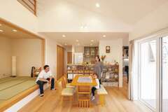 家にいる時間のほとんどを過ごすリビングは、勾配天井と吹き抜けで開放感たっぷり。家族の成長をずっと見守ってくれる寛ぎの空間だ【芹工務店】