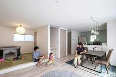 南に面した日当たり抜群のLDK。キッチンから子どもを見守ることができるよう、小上がりの畳コーナーとリビングイン階段を採用した。HEAT20 G2グレードのZEH＋&太陽光発電6.8kW＋おひさまエコキュートで、シミュレーション上は月4,330円の光熱費となる【イデキョウホーム】