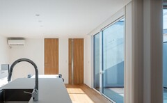 天井まで伸びるハイドアや、天井埋め込みのカーテンボックスなどを採用することで、空間に余計なラインをつくらないこだわりのインテリア。