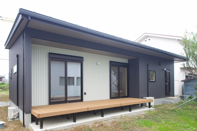 木製のウッドデッキが外観に温かみを加えています。