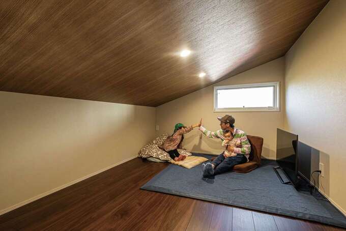立って動ける高さの小屋裏は、さまざまな用途に使えて便利。二階建てだからこそ実現できた空間だ。吹き抜けを通して、1階リビングの声も聞こえるから安心