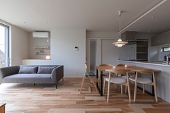 リビングダイニングは一体感があり細部に収納を計画配置【BASIS HAUS+ / ベイシスハウス】
