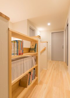 2階廊下に設けた本棚。本好きな子に育ってほしいという夫妻の思いに応え、各所にライブラリーを造作している【仲田工務店】