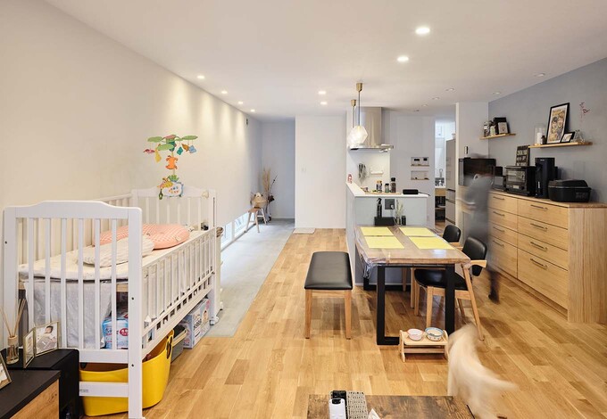 左右からの2本の動線を使い分け、玄関からリビングへ。ダイニングテーブルはキッチンと一列に並べたことで、配膳や片付けが便利に