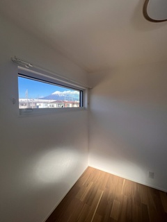 ２階には主寝室以外に洋室が２部屋。富士山を望めるこの部屋では、窓枠がまるで額縁のように、美しい景色を引き立てます。【イデキョウホーム】