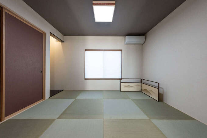 リビング横の6畳の和室は、客間として、また孫たちが泊まりに来たときの寝室として使用。襖を開けておけば、リビングとつながって広々空間に
