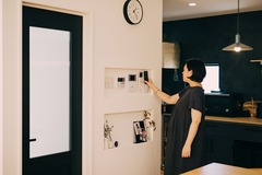インスタやSNSで情報が溢れている昨今。
T様も自分の好きな空間やアイテム画像を打ち合わせの時に見せてくださいました。
このニッチも高さや奥行き等、使い方に合わせて作りました。
小さなマグネット板には奥様が撮影し、おじいちゃんがプリントアウトしてくれたお嬢様の写真が飾られていました。
こんな会話が生まれ、子どもも嬉しそうに聞いていた美しいニッチです。