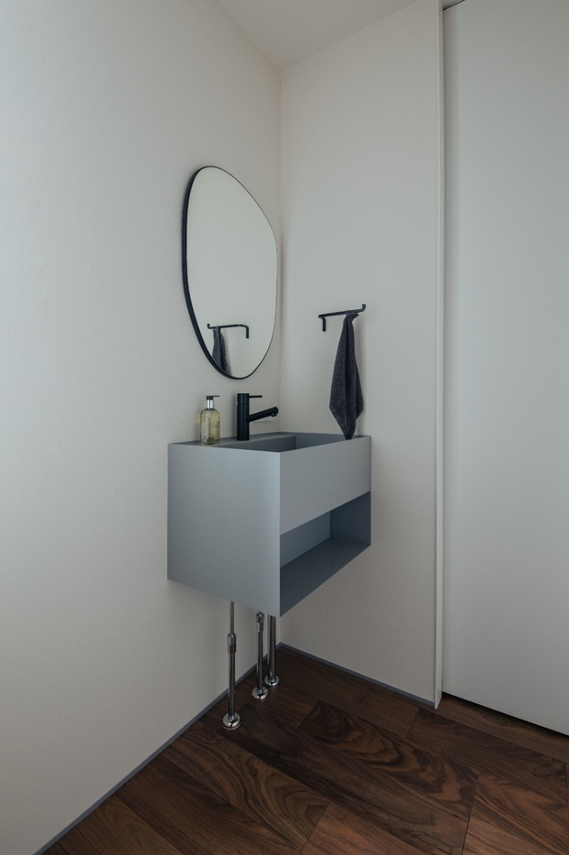 デザイン性と実用性を両立した、トイレ横の独立した手洗いスペース。