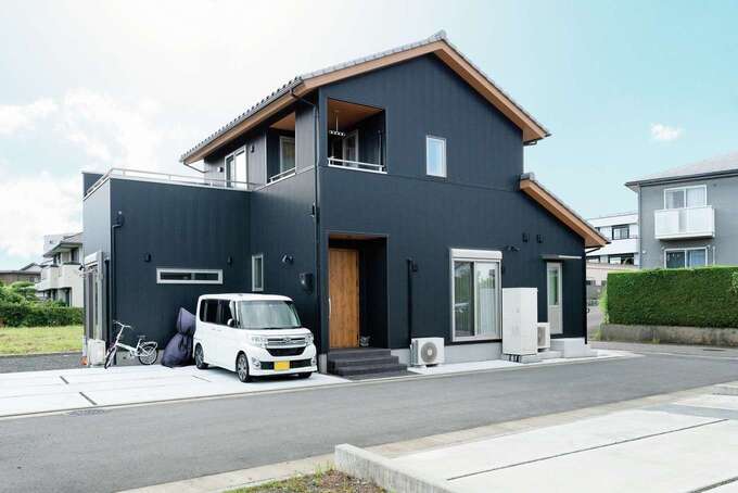 黒ガルバリウムの外壁に銀いぶしの瓦を乗せたカッコいい外観。1階は各部屋収納付きの2LDKとゆとりのある間取り。4台分の駐車場、庭には菜園も作った