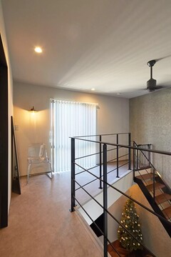 開放感のあるホールスペース。アイアン手摺を使い上階とのつながりをより強く感じられるように。少し一部を広くし、本を読めるスペースに。