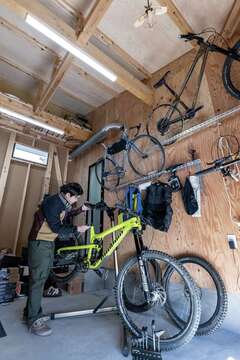「こうしたい」という要望に、ロードバイクを趣味にもつ片山社長の提案がブレンドされ、必要な広さと作業性を持つガレージが完成した。室内への動線を用意することで、ガレージで過ごす時間も暮らしの一部に。壁には下地を入れてもらい、アレンジしやすいようになっている