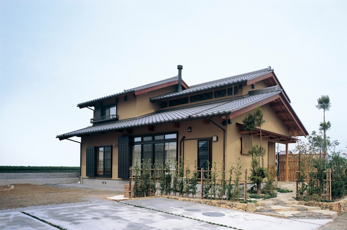 端正な切妻の数寄屋住宅。屋根はいぶし瓦