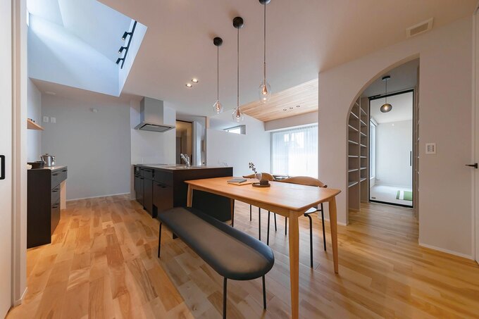 ダイニングの脇、趣味部屋へと続く通路には、壁一面に本棚を設えた“書庫”を配置。お気に入りの本に囲まれた秘密基地のような空間