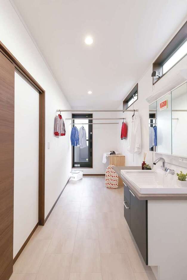 2階の洗面・脱衣室につなげて設けたランドリー。洗濯物を洗ったら、室内干しかベランダにサッと干す。乾いたらアイロンをかけ、隣の寝室のウォークインクローゼットにしまうという家事ラク動線を実現