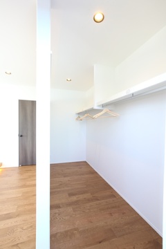 寝室とバルコニーに直結しているウォークインクローゼット。効率的な収納が可能で、広々とした空間が特徴的。