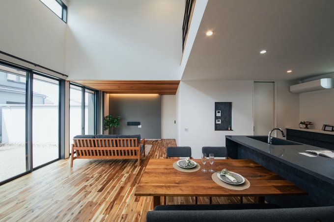 リビングの天井にはレッドシダーを使用。テレビを設置する予定の壁には間接照明を仕込み、やわらかな明かりが空間を包む