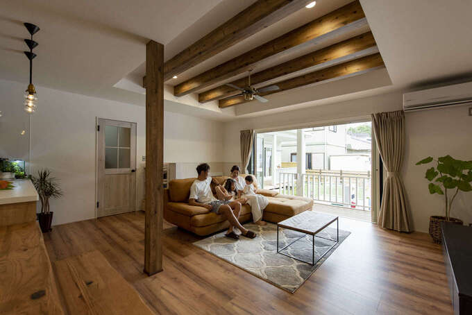 リビングの大開口を開けるとウッドデッキとつながる