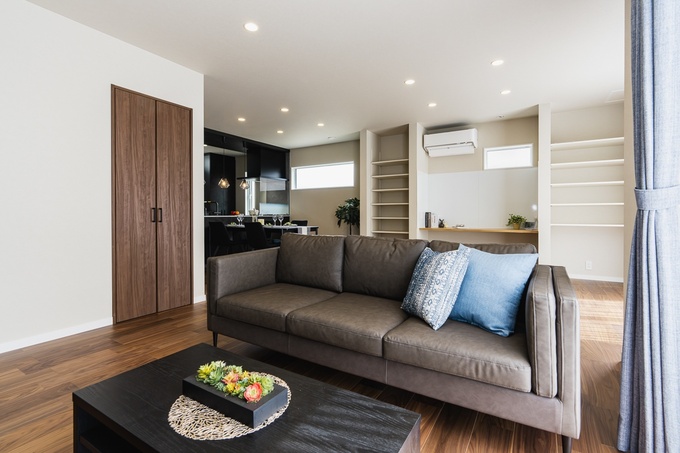 ダークカラーがアクセントとなるLDK。扉付きと扉なしの2種類の収納により物が散らからないスッキリとしたリビングに。