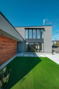 モダンなデザインの住宅外観。広々とした庭に面した大きな窓が開放感を演出し、自然光をたっぷり取り込む設計。【S.CONNECT（エスコネクト）】